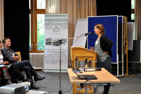 Susanne Düskau stellt das Projekt SprInt-Rostock vor. Foto: Dien Hong e.V.