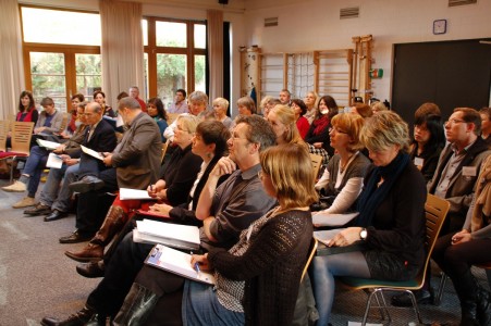Interessiertes Publikum: VertreterInnen aus Politik und Verwaltung sowie Akteure der Integrationsarbeit. Foto: migra e.V.