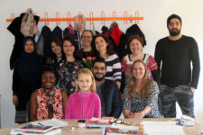 TeilnehmerInnen des 59. Integrationskurses bei Diên Hông. Lehrerin: Frau Ralitza Cyriaks (Die Dritte von rechts und hinten.) TeilnehmerInnen des 59. Integrationskurses bei Diên Hông. Lehrerin: Frau Ralitza Cyriaks (Die Dritte von rechts und hinten.)
