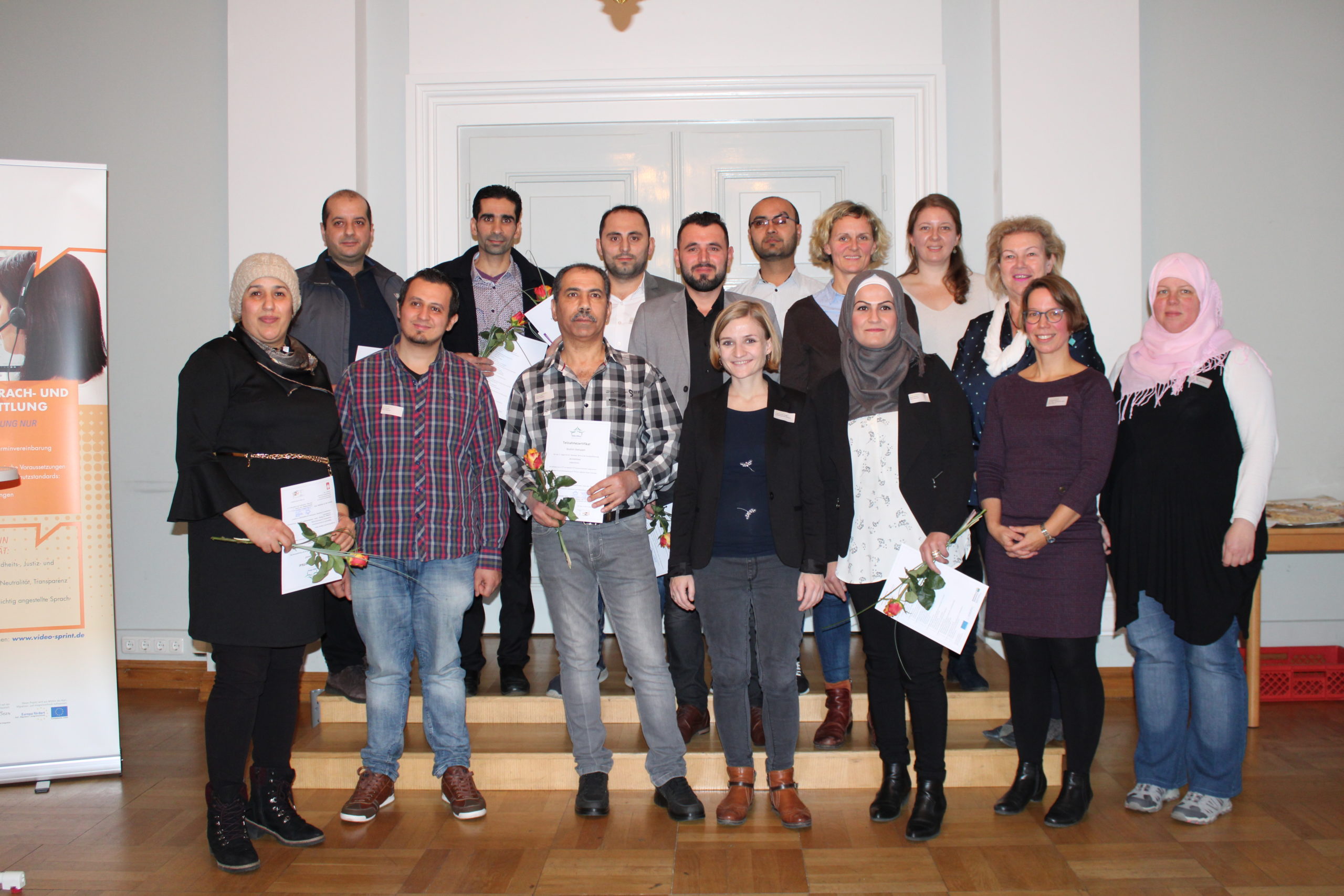 AbsolventInnen der Kurzqualifizierung Sprahcmittlung zusammen mit Maren Jakobi (Integrationsbeauftragte SChwerin), Heidrun Dräger (Gleichstellungsbeauftragte LUP), Gunhild Nienkerk und STeffi Belaroussi (SPuK Caritas Schwerin), Susanne Düskau und Lea Torney (Diên Hông e.V.)